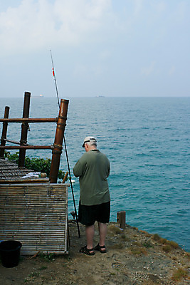 포토 JPG 해외이미지 라이프스타일 남자 행복 물결 스포츠 파도 바다 포즈 자연 낚시 휴가 휴식 어류 사람 성인 취미 해변 사람없음 야외 물 파란색 빛 낚시꾼 해외202004 해외포토 자연요소 감정 컬러 컨셉 레저 생활 수중동물 생태계 파일형식 이미지허브