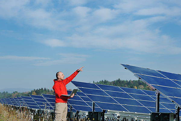 포토 JPG 해외이미지 주간 구름 남자 하늘 한명 들기 상반신 성인 야외 옆모습 노트북 가리킴 태양에너지 집열판 성인남자한명만 해외202004 해외포토 자연요소 1 뷰포인트 모션 사람 손짓 전자제품 그린에너지 남자한명만 성인남자만 파일형식 이미지허브