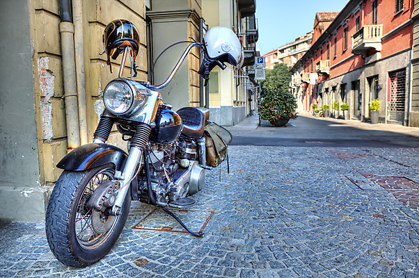 포토 JPG 해외이미지 유럽 여행 건축양식 교통시설 거리 사람없음 야외 도시풍경 여행객 자전거 이탈리아 오토바이 조약돌 바위 도시 바퀴 헬멧 땅 타운 산기슭 인기 피에몬테 힘찬 해외202004 해외포토 건축 나라 교통 컨셉 산 사람 풍경 바이크 돌_바위 보호장비 시설 파일형식 이미지허브