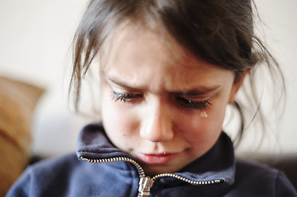 포토 JPG 해외이미지 1 여자 감정 얼굴 어린이 한명 슬픔 표현 울음 연도 눈물 5 결백 돌봄 옛날 우울감 우울증 혼자 해외202004 해외포토 모션 표정 사람 신체부위 숫자 질병 파일형식 이미지허브