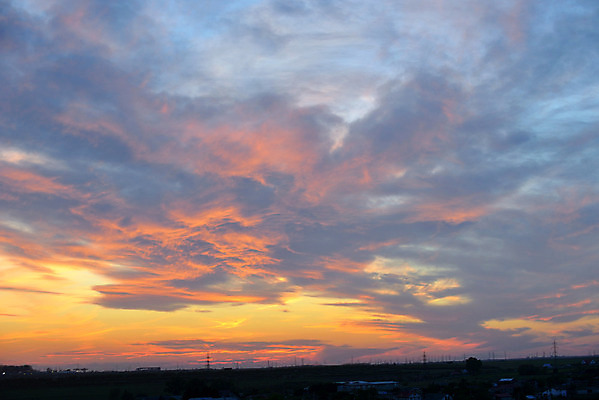 포토 JPG 해외이미지 구름 건축양식 창문 하늘 조명 풍경 사람없음 건물 물 빛 도시풍경 세계 우주 탑 정원 고층빌딩 황혼 일몰 새벽 도시 도심 야간 루마니아 빛망울 해외202004 해외포토 자연요소 건축물 건축 유럽 빌딩 노을 파일형식 이미지허브