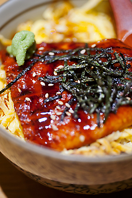 포토 JPG 해외이미지 사람없음 해물요리 뜨거움 사발 맛 고추냉이 장어 국수 깨 해외202004 해외포토 음식 컨셉 식재료 어류 면류 양념 조미료 사기그릇 해산물 파일형식 이미지허브