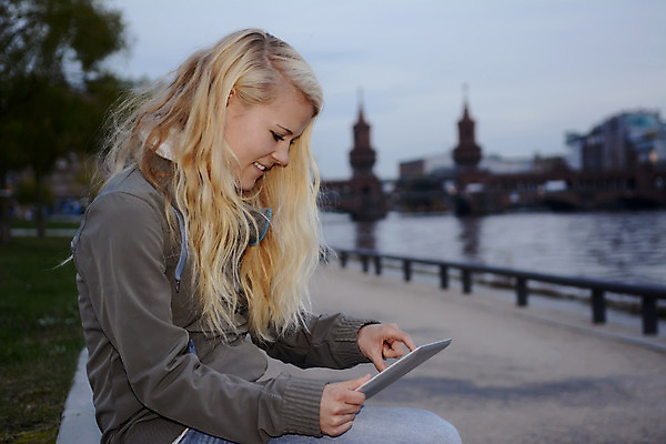 포토 JPG 해외이미지 직업 학생 여자 교육 행복 인터넷 통신 성공 모바일 한명 웃음 앉기 10대 컴퓨터 강 태블릿 터치패드 독서 알약 디지털 황혼 새벽 기쁨 타이핑 도시 작업 네트워크 우아함 전자책 저녁 타운 베를린 소셜미디어 터치스크린 해외202004 해외포토 자연요소 1 감정 컨셉 모션 청소년 독일 표정 사람 전자제품 스마트기기 약 일몰 야간 파일형식 이미지허브