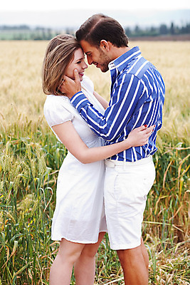 포토 JPG 해외이미지 백인 라이프스타일 커플 응시 공원 여자 남자 행복 백그라운드 2 밭 포옹 자연 함께함 사랑 미소 웃음 사람 풍경 성인 야외 두명 초록색 여름 청춘 봄 흰색 청바지 아내 해외202004 해외포토 서양인 시선 계절 공공시설 감정 컬러 컨셉 농업 바지 관계 안기 표정 생활 생태계 파일형식 이미지허브