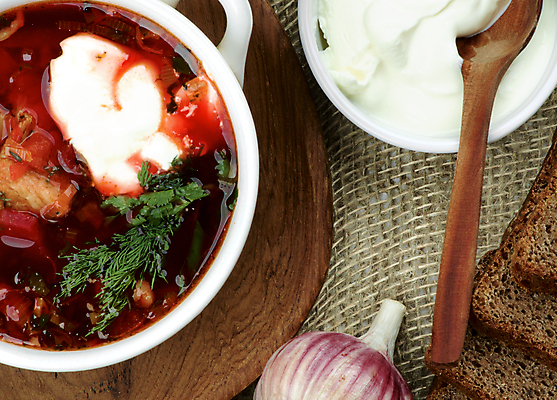 포토 JPG 해외이미지 접시 음식 분홍색 채소 양파 감자 파슬리 마늘 육류 요리 사람없음 목재 빨간색 초록색 식사 저녁식사 당근 뜨거움 사발 맛 수프 인스턴트 삼베 양배추 나무숟가락 건강식 점심식사 딜 비트 핸드메이드 해외202004 해외포토 나무 식기 컬러 컨셉 식재료 재료 뿌리채소 숟가락 사기그릇 파일형식 천_직물 이미지허브