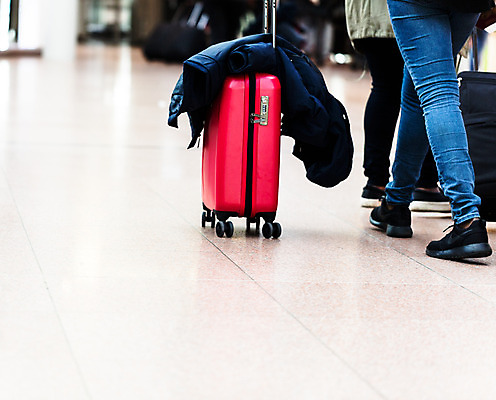 포토 JPG 해외이미지 여자 여행 가방 휴가 실내 한명 사람 여행객 걷기 캐리어 여행가방 하반신 짐 공항 항공 승객 터미널 성인여자한명만 해외202004 해외포토 1 잡화 교통시설 모션 내부 여자한명만 성인여자만 파일형식 이미지허브