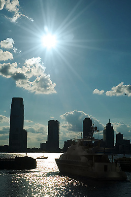 포토 JPG 해외이미지 실루엣 바다 여행 요트 교통시설 휴가 새로움 항해 사람없음 건물 물 파란색 강 햇빛 태양 항구 어둠 도시 보트 고급 크루즈 함선 포트 맨해튼 저지 허드슨강 해외202004 해외포토 자연요소 건축물 컬러 교통 컨셉 배_교통 촬영기법 미국 시설 뉴욕 파일형식 이미지허브