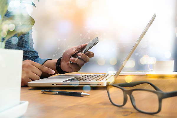 포토 JPG 해외이미지 직업 라이프스타일 손 디자인 백그라운드 컨셉 인터넷 비즈니스 통신 손가락 성공 추상 미래 기술 사람 사람없음 목재 금융 스마트폰 컴퓨터 글로벌 사무실 알약 펜 디지털 공책 웹 터치 정보 업무 비즈니스맨 네트워크 계획 연결 책상 패드 소셜 스타일 해외202004 해외포토 나무 남자 가구 무늬 재료 문구용품 생활 신체부위 경제 전자제품 핸드폰 스마트기기 필기구 약 작업 직장인 파일형식 이미지허브