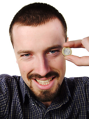 포토 JPG 해외이미지 백인 학생 남자 행복 감정 얼굴 컨셉 셔츠 돈 수염 아이디어 한명 웃음 사람 성인 일상 금융 동전 어둠 저축 유로 흰색 표현 잡기 절약 콧수염 만족 이익 월급 대출 수입 해외202004 해외포토 서양인 1 컬러 상의 모션 표정 라이프 신체부위 경제 재산 파일형식 이미지허브