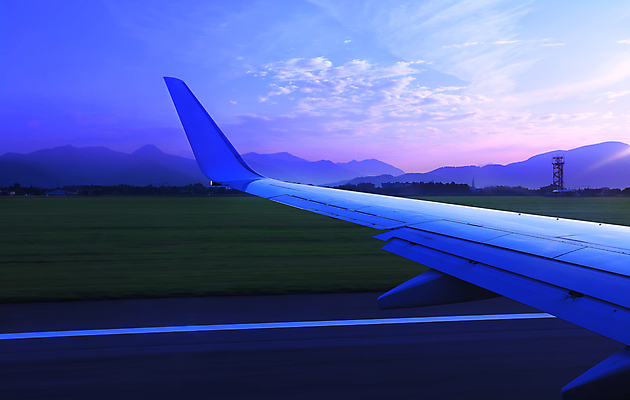 포토 JPG 해외이미지 여행 날개 교통시설 하늘 아침 비행기 항해 풍경 사람없음 파란색 햇빛 태양 일출 황혼 일몰 새벽 공항 저녁 항공 속도 상승 활주로 제트기 이륙 스카이라인 대패 착륙 해외202004 해외포토 주간 자연요소 길 컬러 교통 컨셉 배_교통 항공교통 대중교통 노을 야간 시설 파일형식 이미지허브