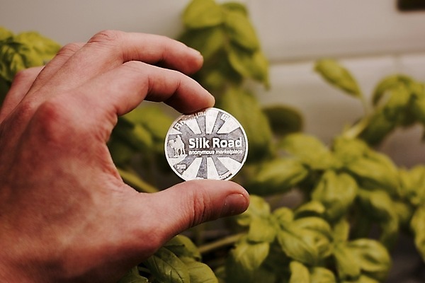 포토 JPG 해외이미지 손 돈 인터넷 비즈니스 손가락 안전 사람없음 금융 동전 저축 발굴 무역 보안 결제 가치 해외202004 해외포토 산업 신체부위 경제 재산 파일형식 이미지허브