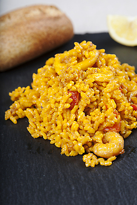 포토 JPG 해외이미지 빵 밥 새우 요리 사람없음 아웃포커스 레몬 해산물 사프란 석판 스페인요리 파에야 해외202004 해외포토 음식 과일 서양음식 촬영기법 갑각류 스페인 향신료 파일형식 이미지허브