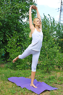 포토 JPG 해외이미지 나무 백인 라이프스타일 공원 여자 행복 스포츠 포즈 백그라운드 잎 신체 요가 자연 휴식 건강 한명 사람 앉기 성인 야외 초록색 여름 운동 마을 봄 에너지 매트 흰색 신선 날씬함 연습 명상 체육관 내추럴 해외202004 해외포토 서양인 식물 1 웰빙 계절 공공시설 감정 컬러 컨셉 모션 생활 몸매 생태계 파일형식 이미지허브