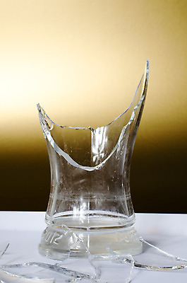 포토 JPG 해외이미지 접시 음료 유리 사람없음 손상 황금 가장자리 파편 위험 사건 묘사 날카로움 토막 깨짐 해외202004 해외포토 식기 컨셉 재질 둘레 파일형식 이미지허브