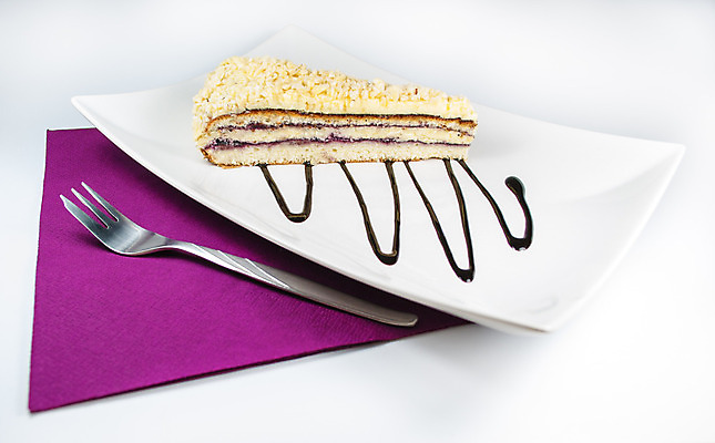 포토 JPG 해외이미지 접시 포크 탁자 디저트 사람없음 케이크 흰색 달콤 냅킨 정사각형 아몬드 바닐라 스터핑 해외202004 해외포토 도형 식기 음식 컬러 가구 견과류 맛 파일형식 이미지허브