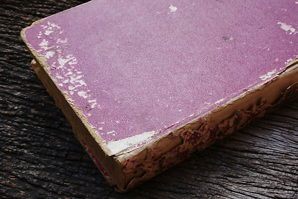 포토 JPG 해외이미지 교육 종교 종이 백그라운드 탁자 날씨 사람 사람없음 목재 책 가로 독서 갈색 검은색 성경 손상 골동품 기도 얼룩 주름 영혼 황폐 문서 복고 법 과거 슛 문학 스크래치 구식 엘리먼트 옛날 회복 해외202004 해외포토 나무 컬러 가구 컨셉 재료 종교용품 파일형식 이미지허브