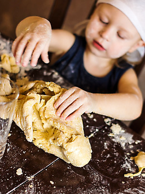 포토 JPG 해외이미지 모양 라이프스타일 손 어린이 음식 빵 스포츠 장난 손가락 놀이 탁자 휴가 손바닥 요리 한명 사람 쿠키 주방 터치 축하 아기 굽기 준비 반죽 밀가루 밀가루반죽 걸음마 커터 핸드메이드 혼란 해외202004 해외포토 1 가구 컨셉 모션 디저트 생활 신체부위 가루 구이 파일형식 이미지허브