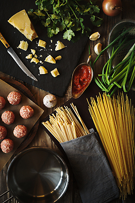 포토 JPG 해외이미지 전통 접시 음식 백그라운드 잎 다이어트 토마토 채소 공 탁자 양파 치즈 파스타 파슬리 건강 마늘 스파게티 육류 돼지고기 요리 사람없음 목재 초록색 주방 식사 저녁식사 소고기 시골 신선 사발 수프 정상 미트볼 먹기 허브 향신료 메뉴 레시피 후추 성분 점심식사 핸드메이드 카피스페이스 해외202004 해외포토 나무 식물 식기 컬러 가구 식재료 재료 모션 유제품 서양음식 공백 사기그릇 향미료 파일형식 이미지허브
