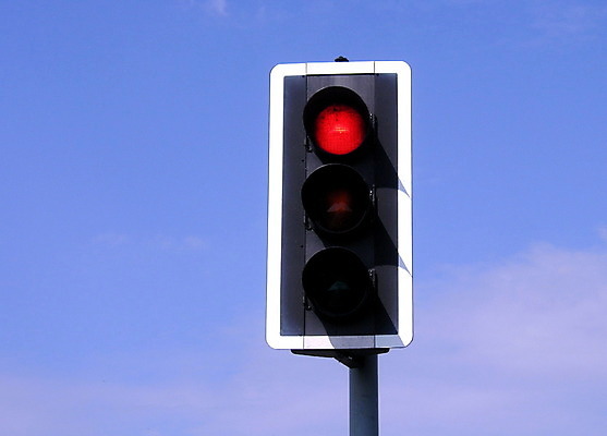 포토 JPG 해외이미지 구름 교통시설 하늘 사람없음 빨간색 빛 신호 도로표지판 그만 해외202004 해외포토 자연요소 도로 컬러 교통 표지판 시설 파일형식 이미지허브