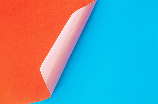 포토 JPG 해외이미지 하늘색 백그라운드 사람없음 하이앵글 주황색 색종이 넘기 카피스페이스 해외202004 해외포토 종이 뷰포인트 컬러 모션 파란색 공백 파일형식 이미지허브