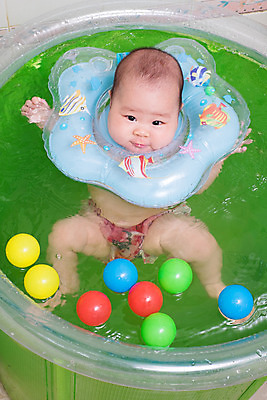 포토 JPG 해외이미지 행복 공 한명 사람 동양인 빨간색 초록색 물 파란색 비키니 노란색 수영 아기 해외202004 해외포토 자연요소 1 수영복 감정 컬러 인종 수상스포츠 파일형식 이미지허브