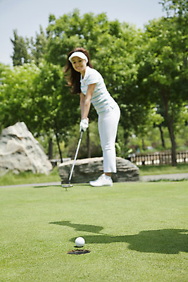 포토 JPG 해외이미지 전신 여자 스포츠 골프 골프장 놀이 골프공 기술 그림자 한명 서기 잔디 20대 야외 아웃포커스 캐주얼 세로 초록색 컬러풀 중국 경쟁 골프채 골퍼 결심 예측 베이징 조준 넣기 해외202004 해외포토 식물 1 옷 아시아 컬러 컨셉 공 스포츠시설 모션 운동선수 골프용품 촬영기법 사람 청년 구기 파일형식 이미지허브