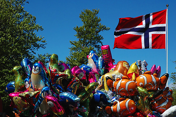 포토 JPG 해외이미지 나무 행복 백그라운드 기념 노르웨이 선물 사람없음 야외 장식 빨간색 파란색 컬러풀 파티 판매 세일 흰색 나뭇가지 축하 깃발 생일 숲 5월 가스 풍선 전국 헬륨 많음 해외202004 해외포토 식물 기념일 감정 유럽 컬러 컨셉 이벤트 날짜 원소 파일형식 이미지허브