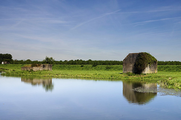 포토 JPG 해외이미지 자연 하늘 풍경 사람없음 물 반사 시골 네덜란드 피라미드 전쟁 배수구 콘크리트 해외202004 해외포토 자연요소 건축물 유럽 생태계 랜드마크 파일형식 이미지허브
