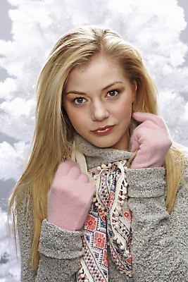 포토 JPG 해외이미지 백인 여자 한명 20대 갈색 카메라 추위 코트 최고 자신감 해외202004 해외포토 서양인 1 감정 컬러 사람 청년 전자제품 외투 파일형식 이미지허브