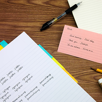 포토 JPG 해외이미지 학생 교육 문화 텍스트 교실 학교 수업 사람없음 책 단어 스터디 세계 글로벌 연필 펜 쪽지 공책 시험 퀴즈 가르침 강의 광택 사전 번역 해외202004 해외포토 문자 문구용품 학용품 학습 필기구 파일형식 이미지허브