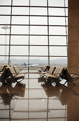 포토 JPG 해외이미지 실루엣 여행 의자 가방 비즈니스 휴식 바닥 비행기 실내 사람없음 내부 빛 우주 금속 여행가방 검은색 방 짐 휴게실 기다림 역 공항 도착 항공 출발 대문 지역 승객 일반 지연 대패 줄서기 착륙 터미널 해외202004 해외포토 잡화 컬러 가구 컨셉 항공교통 교통시설 모션 재질 대중교통 촬영기법 문 파일형식 이미지허브