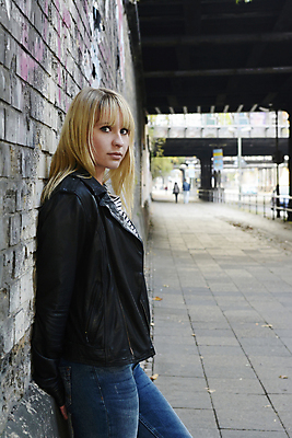 포토 JPG 해외이미지 긴머리 응시 여유 벽 생각 거리 한명 서기 10대 금발 검은색 기댐 청바지 도시 시원함 지루함 싱글 심각 혼자 성인여자만 해외202004 해외포토 1 헤어스타일 시선 감정 컬러 컨셉 바지 모션 청소년 사람 여자만 성인만 파일형식 이미지허브