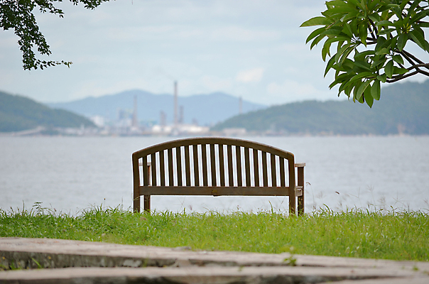 포토 JPG 해외이미지 바다 벤치 의자 하늘 사람없음 목재 초록색 물 파란색 해외202004 해외포토 자연요소 나무 컬러 가구 재료 파일형식 이미지허브