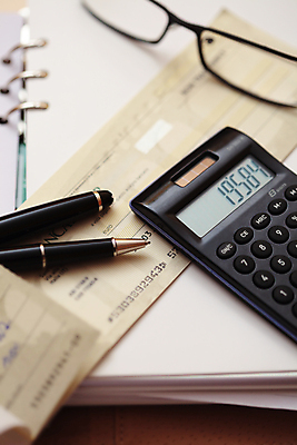 포토 JPG 해외이미지 돈 전구 자물쇠 안전 사람없음 초록색 금융 빛 펜 쌓기 환경 동전 저축 계산기 유로 성장 오픈 절약 계산 잠금 꿀 보물 고립 수표 카운트 해외202004 해외포토 컬러 컨셉 모션 문구용품 경제 필기구 장비 재산 보안 파일형식 이미지허브