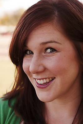 포토 JPG 해외이미지 갈색머리 한명 초록색 머리 문 중앙 슛 다음 해외202004 해외포토 1 헤어스타일 컬러 사람 신체부위 파일형식 이미지허브