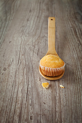 포토 JPG 해외이미지 음식 백그라운드 컨셉 재료 부분 탁자 디저트 요리 사람없음 목재 숟가락 빵집 달콤 아침식사 컵케이크 다발 먹기 머핀 식용 페스츄리 해외202004 해외포토 나무 빵 가구 모션 수저 케이크 상점 식사 맛 파일형식 이미지허브