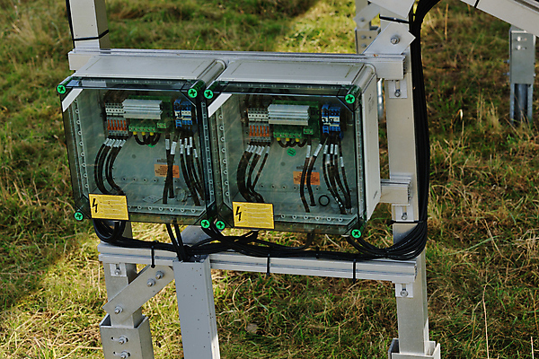 포토 JPG 해외이미지 주간 잔디 사람없음 야외 장비 태양에너지 집열판 해외202004 해외포토 자연요소 식물 그린에너지 파일형식 이미지허브