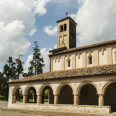 포토 JPG 해외이미지 나무 전통 종교 건축양식 하늘 사람없음 건물 교회 마을 탑 추위 흰색 시골 기둥 사찰 역사 클래식 타운 첨탑 숭배 옛날 해외202004 해외포토 식물 건축물 건축 컬러 컨셉 종교건축 도시 파일형식 이미지허브