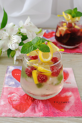 포토 JPG 해외이미지 열매 음료 음식 조각 과일 유리 탁자 휴가 사람없음 물 얼음 주스 추위 물방울 신선 칵테일 액체 맛 레몬 레모네이드 민트 주사위 산딸기 레시피 소다 핸드메이드 무알코올 해외202004 해외포토 자연요소 식물 가구 컨셉 재질 주류 허브 에이드 파일형식 이미지허브