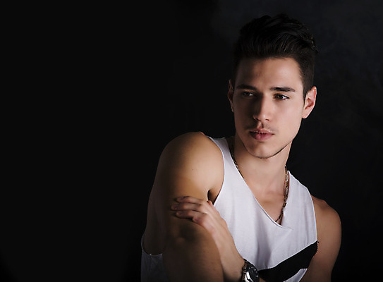 포토 JPG 해외이미지 백인 1 학생 남자 백그라운드 셔츠 한명 사람 성인 갈색 머리카락 유행 검은색 어둠 흰색 자신감 시원함 긍정 혼자 스타일 해외202004 해외포토 서양인 감정 컬러 컨셉 상의 머리 파일형식 이미지허브