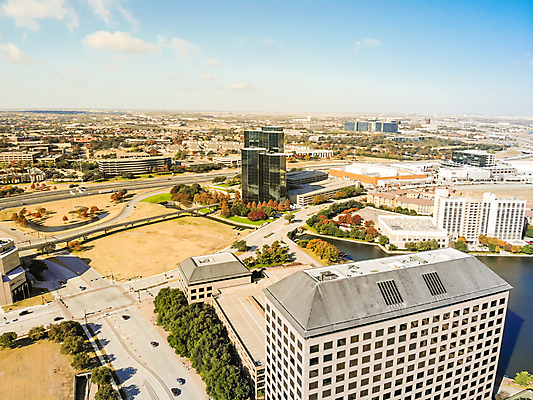 포토 JPG 해외이미지 도로 여행 교통시설 거리 아파트 안테나 사람없음 야외 건물 파란색 빛 강 도시풍경 사무실 맑음 미국 기차 도시 고속도로 도심 전철 역 접속 속도 전차 운하 지역 시스템 스카이라인 교외 텍사스 해외202004 해외포토 건축물 길 육상교통 컬러 교통 북아메리카 비즈니스 통신 날씨 대중교통 주택 풍경 시설 파일형식 이미지허브