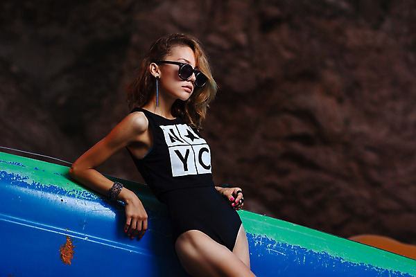 포토 JPG 해외이미지 여자 행복 바다 여행 포즈 신체 하늘 휴가 휴식 건강 한명 물 빛 태양 유행 일출 일몰 뜨거움 선탠 조경 해외202004 해외포토 자연요소 1 감정 컨셉 사람 노을 파일형식 이미지허브