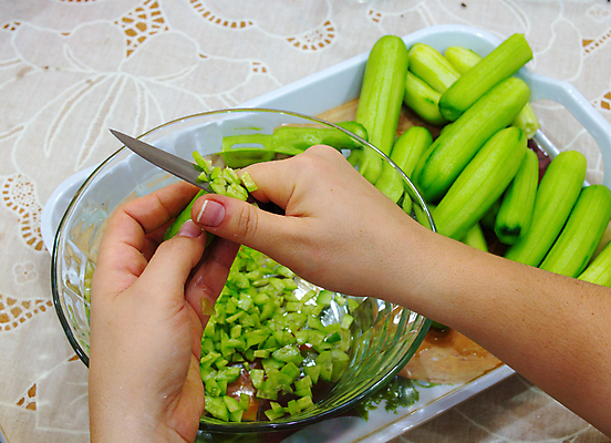 포토 JPG 해외이미지 접시 조각 농업 다이어트 채소 손가락 오이 쟁반 건강 관리 요리 사람없음 초록색 빛 주방 저녁식사 샐러드 덮개 사발 칼 컨테이너 자르기 먹기 준비 유기농 칼로리 내추럴 점심식사 채식주의자 핸드메이드 해외202004 해외포토 식기 손 웰빙 산업 음식 컬러 모션 식사 뚜껑 사기그릇 채식 파일형식 이미지허브