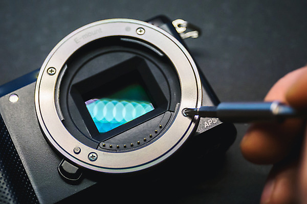 포토 JPG 해외이미지 직업 종이 컨셉 유리 산 사람없음 전자제품 카메라 디지털 사진촬영 손상 거울 장비 공구 나사 붓 오픈 고급 수리 보호 상품 오브젝트 먼지 고정 고립 돌봄 센서 실리콘 픽셀 해외202004 해외포토 모션 재질 촬영 도구 파일형식 이미지허브