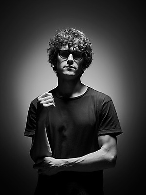 포토 JPG 해외이미지 백인 라이프스타일 남자 행복 감정 얼굴 성공 실내 한명 사람 소년 성인 긍정 해외202004 해외포토 서양인 1 어린이 컨셉 내부 생활 신체부위 파일형식 이미지허브