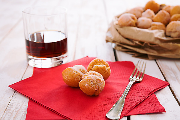 포토 JPG 해외이미지 전통 음식 포크 공 유리 휴가 사람없음 목재 가로 이탈리아 튀김 시골 달콤 가루 설탕 냅킨 양주 페스츄리 핸드메이드 해외202004 해외포토 나무 식기 유럽 빵 재료 재질 주류 맛 파일형식 이미지허브