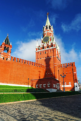 포토 JPG 해외이미지 구름 벽 하늘 벽돌 그림자 사람없음 빨간색 초록색 파란색 탑 바위 흰색 도시 시계탑 러시아 러시아인 모스크바 크렘린궁전 해외202004 해외포토 자연요소 서양인 건축물 유럽 컬러 궁전 돌_바위 크렘린 파일형식 이미지허브