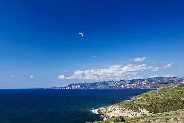 포토 JPG 해외이미지 구름 스포츠 바다 포즈 날개 하늘 한명 풍경 야외 파란색 자유 비행 체험 지중해 익스트림스포츠 스카이다이빙 낙하산 글라이더 무료 해외202004 해외포토 자연요소 1 컬러 컨셉 사람 파일형식 이미지허브