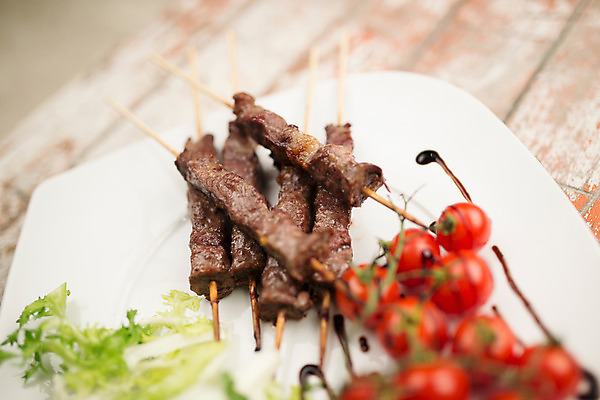 포토 JPG 해외이미지 접시 음식 토마토 육류 사람없음 샐러드 양 꼬치 바비큐 뷔페 해외202004 해외포토 식기 채소 식재료 포유류 파일형식 이미지허브