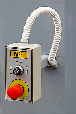 포토 JPG 해외이미지 공원 사람없음 빨간색 주차 보안 리프트 열쇠구멍 제어 차고 터미널 해외202004 해외포토 공공시설 컬러 안전 파일형식 이미지허브